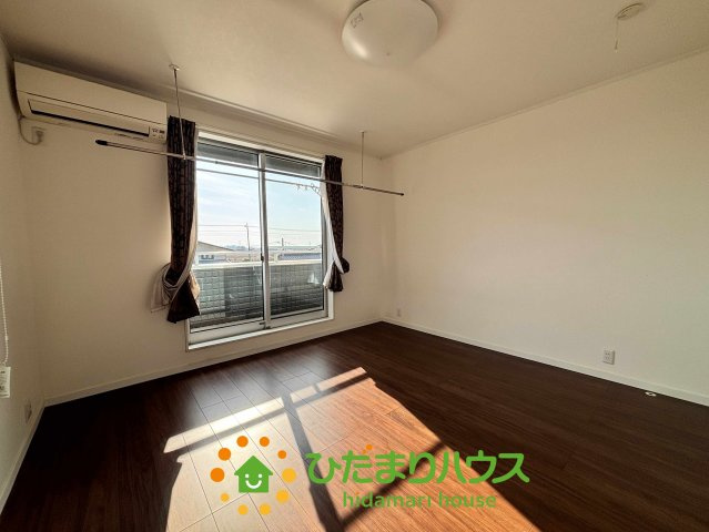 加須市南小浜　中古一戸建ての寝室|大きな窓から明るい光が差し込む心地よいお部屋です！エアコン完備で年中快適なのはもちろん、室内物干しホスクリーン付きなので、天気を気にせずお洗濯が捗ります♪日々の家事時間を短縮できる工夫が満載です！