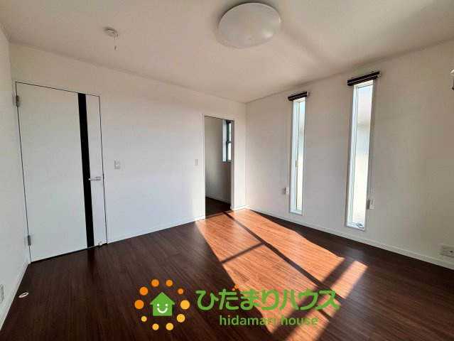 加須市南小浜　中古一戸建ての収納|スタイリッシュなデザインドアと縦長のスリット窓が、お部屋にモダンなアクセントを加えます！外からの視線を遮りつつ自然光を取り込めるので、プライバシーを守りながら明るく開放的な気分で毎日を過ごせます♪