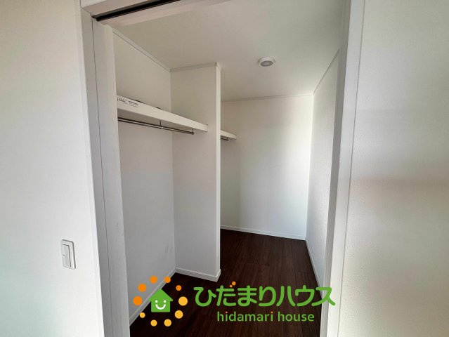 加須市南小浜　中古一戸建ての収納|憧れのウォークインクローゼットは、L字型のハンガーパイプで収納力たっぷり！洋服だけでなく、スーツケースなどの大きな荷物もまとめて一箇所に収納できるため、お部屋を常にモデルルームのように保てますね♪