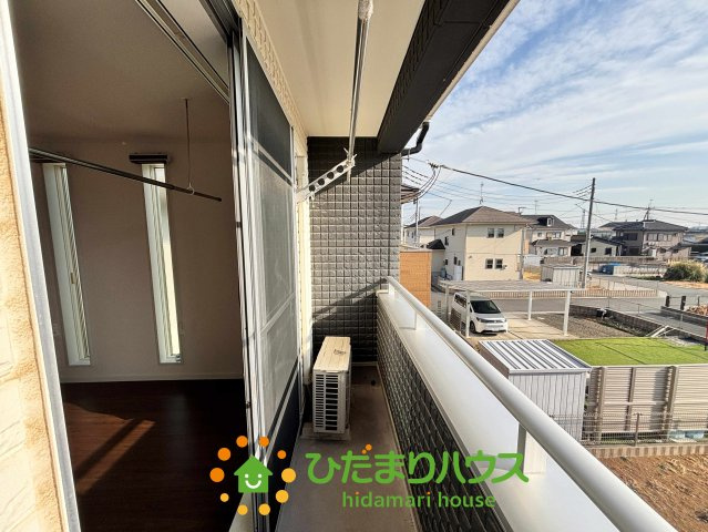 加須市南小浜　中古一戸建てのバルコニー|ワイドなバルコニーは、洗濯物を干すだけでなく、ちょっとした気分転換にもちょうどいい広さです！しっかりとした手すりと奥行きがあり、安心してお掃除やお洗濯ができます♪