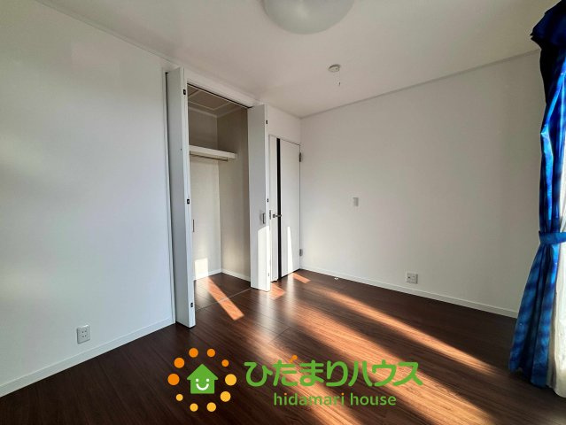 加須市南小浜　中古一戸建てのトイレ|窓付きで換気がしやすく、清潔感を保ちやすいトイレです！手洗い一体型で使い勝手が良く、毎日使う場所だからこその心地よさを追求しました♪温水洗浄便座も完備しており、細かな設備まで配慮が行き届いています！