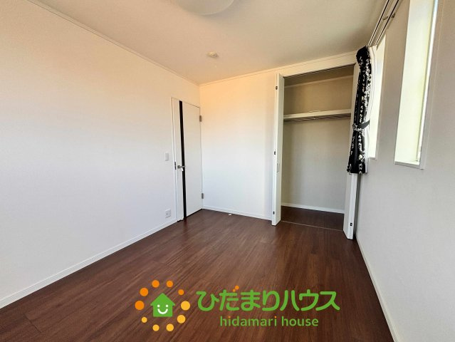 加須市南小浜　中古一戸建ての収納|落ち着いた色合いのフローリングと白壁のコントラストが美しい、清潔感ある一室です！クローゼット完備で、お子様部屋やテレワークスペースとしても使えます♪窓から入る優しい光が、集中力とリラックスを高めます！