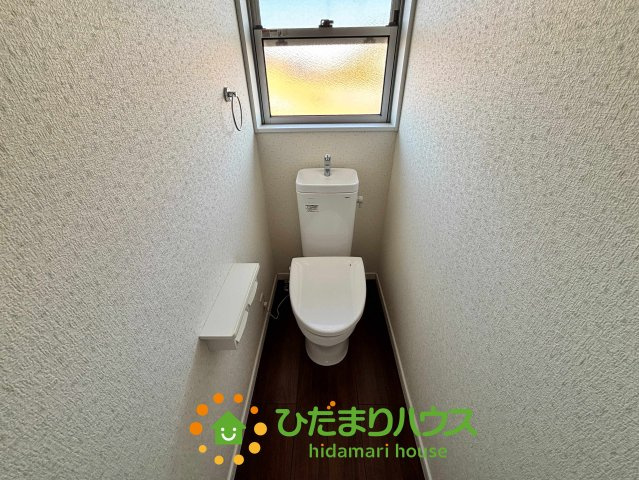 加須市南小浜　中古一戸建てのトイレ|窓付きで換気がしやすく、清潔感を保ちやすいトイレです！手洗い一体型で使い勝手が良く、毎日使う場所だからこその心地よさを追求しました♪温水洗浄便座も完備しており、細かな設備まで配慮が行き届いています！