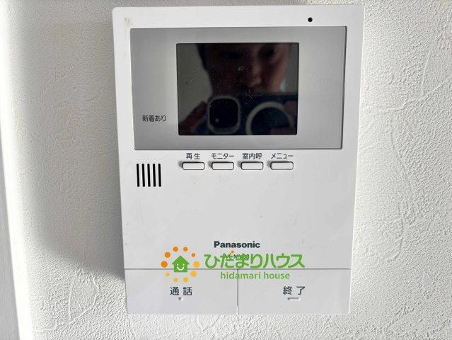 加須市南小浜　中古一戸建てのセキュリティ|来客の顔がひと目でわかるカラーモニター付きインターホンを完備！不在時の録画機能も備わっているので、お子様の留守番中や夜間の訪問も落ち着いて対応できます。日々の安心感をしっかり高めてくれる設備です！！