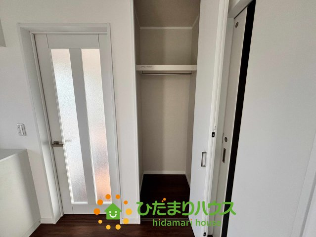 加須市南小浜　中古一戸建ての収納|使い勝手の良い可動棚付きのクローゼットです！荷物の大きさに合わせて棚の高さを自由に変えられるので、掃除機や季節家電、ストック品まで無駄なく収納可能。お部屋を常にスッキリ保つための強い味方になりますね