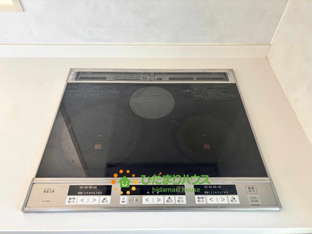 加須市南小浜　中古一戸建ての設備|フラットで美しいIHクッキングヒーターを採用しています！火を使わないので夏場も暑くなりにくく、吹きこぼれてもサッと拭くだけで綺麗に。揚げ物温度調節機能など、お料理をサポートする便利な機能が満載です
