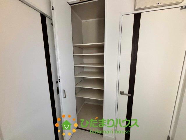 加須市南小浜　中古一戸建ての収納|使い勝手の良い可動棚付きのクローゼットです！荷物の大きさに合わせて棚の高さを自由に変えられるので、掃除機や季節家電、ストック品まで無駄なく収納可能。お部屋を常にスッキリ保つための強い味方になりますね