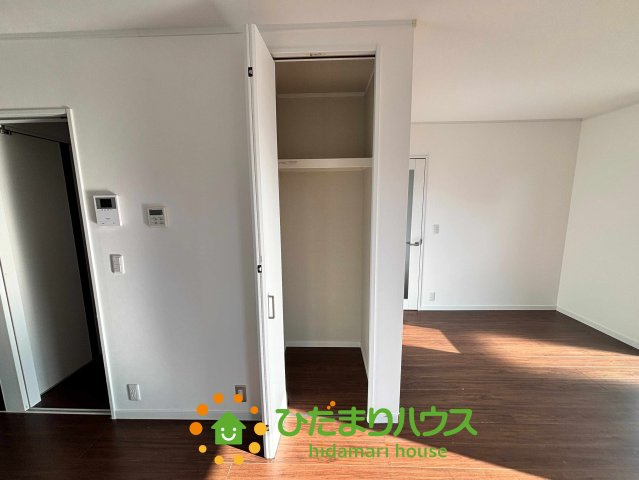 加須市南小浜　中古一戸建ての収納|毎日使う場所だからこそ、出し入れのしやすさにこだわった収納スペースです！枕棚付きで季節物もスッキリ片付き、お部屋の広さを有効活用できます♪いつでも整った空間をキープできるのが嬉しいポイントですね！