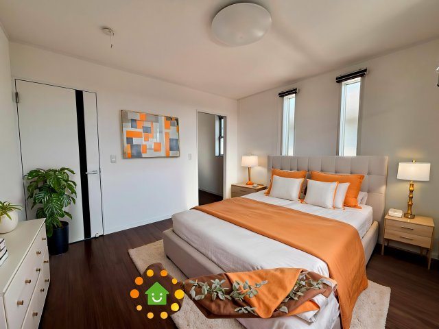 加須市南小浜　中古一戸建ての駐車場|見てください、この広々としたカースペース！並列で複数台の駐車が可能なので、ご夫婦で車をお持ちの方や来客時も安心です。前面道路も広く、運転が苦手な方でもスムーズに車庫入れができるゆとりの設計ですね♪