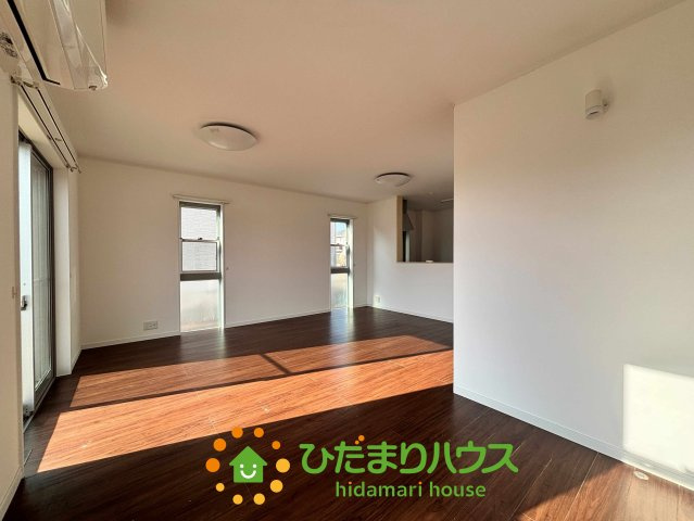 加須市南小浜　中古一戸建ての居間・リビング| リビング全体が見渡せる開放的な対面式キッチンです！料理をしながらでも家族の様子が分かり、コミュニケーションも弾みます。エアコンも完備されており、一年中快適な室温で心地よく過ごすことができる空間です！
