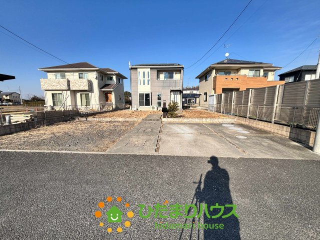加須市南小浜　中古一戸建ての駐車場|見てください、この広々としたカースペース！並列で複数台の駐車が可能なので、ご夫婦で車をお持ちの方や来客時も安心です。前面道路も広く、運転が苦手な方でもスムーズに車庫入れができるゆとりの設計ですね♪