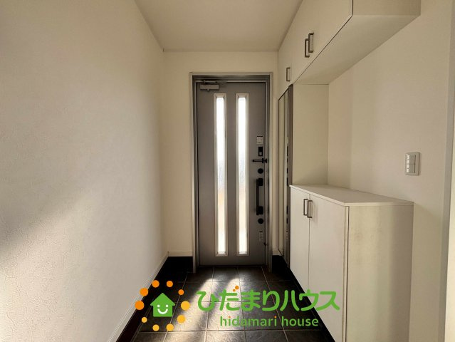 加須市南小浜　中古一戸建ての玄関