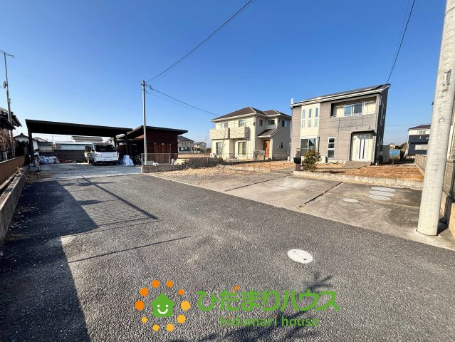 加須市南小浜　中古一戸建ての前面道路含む現地写真|敷地全体にゆとりがあり隣地との間隔もしっかり確保されています！開放的な角地のような立地で、風通しも良好です。お庭スペースの使い道を考えるだけでワクワクしますね。車での出入りもストレスフリーな環境です！