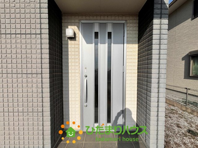 加須市南小浜　中古一戸建ての玄関|スタイリッシュなシルバーの玄関ドアは、毎日の帰宅を誇らしくさせてくれます！落ち着いたタイル調の外壁が重厚感を醸し出し防犯面でも頼もしい印象です。清潔感あふれるエントランスが、訪れる人を心地よく迎えます