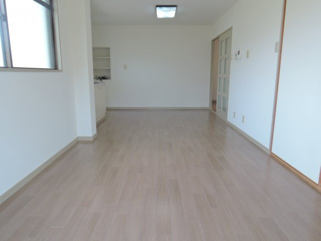 メゾンヴィラージュの居間・リビング|写真は同マンション別部屋