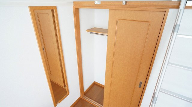 レオパレスタウンコートの内装|クロゼット横のフルレングスミラーで朝の身だしなみもバッチリ！