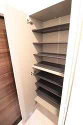 府中市日新町２丁目のアパートの玄関