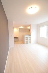 府中市日新町２丁目のアパートの居間・リビング