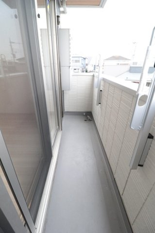 府中市日新町２丁目のアパートのバルコニー