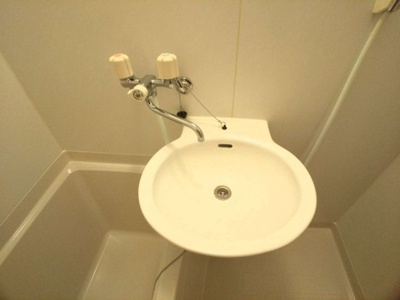 【洗面所】 | レオパレスウエノ | 鏡を備え　準備のしやすい洗面台