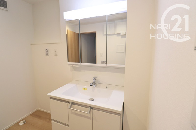 【独立洗面台】 | 昭島市田中町1丁目　中古戸建 | 三面鏡付き洗面台