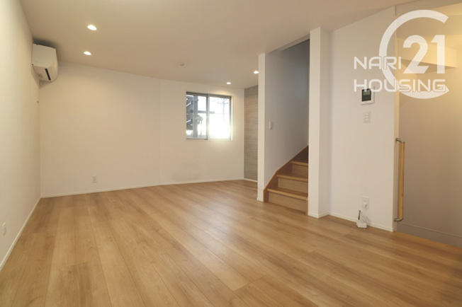 【居間・リビング】 | 昭島市田中町1丁目　中古戸建 | リビングイン階段