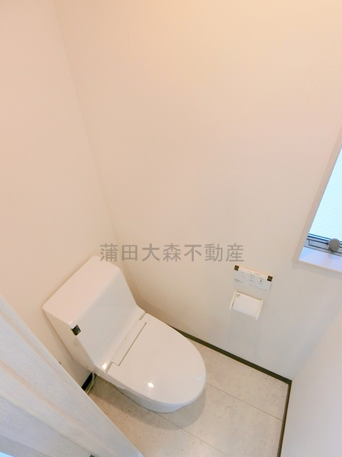 大田区東糀谷5丁目住宅のトイレ|窓と温水洗浄便座付きのトイレ　