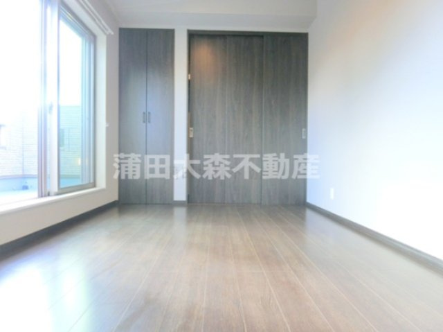 大田区東糀谷5丁目住宅のその他|洋室5帖　壁一面収納の寝室