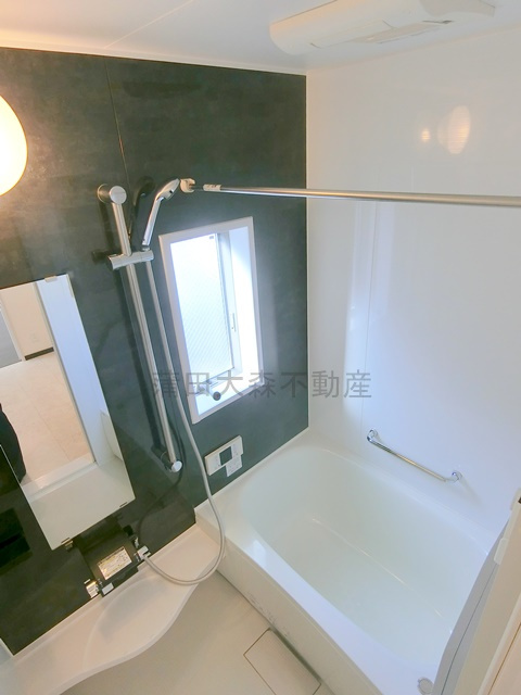 大田区東糀谷5丁目住宅の浴室|窓と追焚+浴室暖房乾燥機付きのバスルーム　お風呂