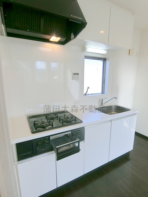 大田区東糀谷5丁目住宅のキッチン|窓有！3口ガスグリル付システムキッチン