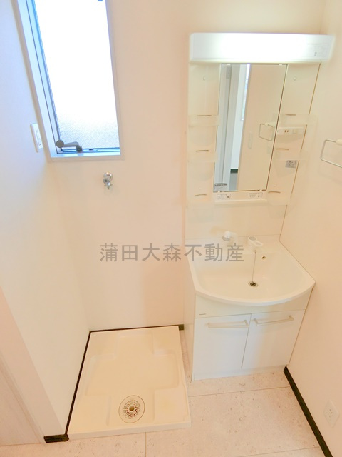 大田区東糀谷5丁目住宅の洗面所|窓付きがうれしい洗面脱衣所　独立洗面台　洗濯機置き場
