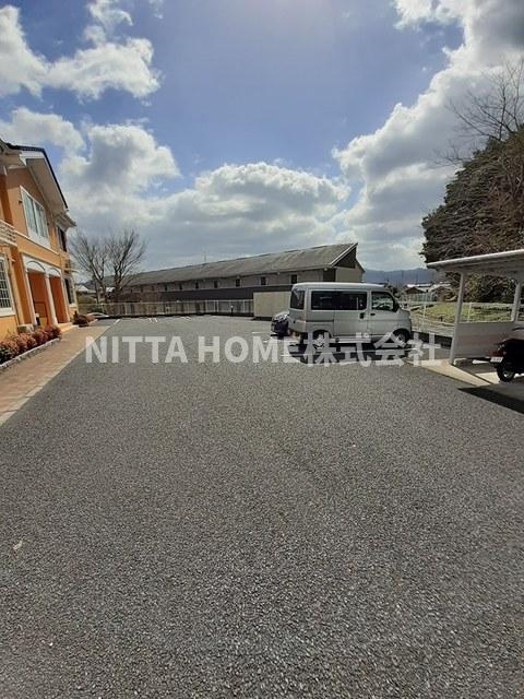 カレントの駐車場|敷地内に駐車場も完備◎