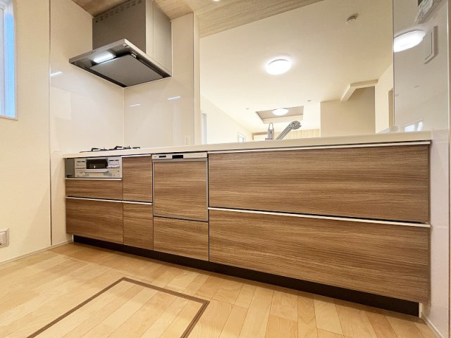 【キッチン】 | 西東京市住吉町4丁目　新築一戸建住宅　全2棟　(保谷店) | 食洗機・浄水器付のシステムキッチン。忙しい子育て世帯を応援する快適な設備仕様です。