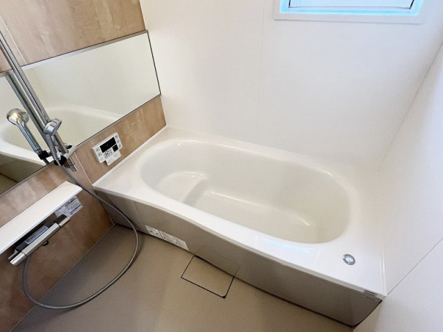 【浴室】 | 西東京市住吉町4丁目　新築一戸建住宅　全2棟　(保谷店) | 1日の疲れを癒す広々としたバスルーム。浴室乾燥機が備わり、天候を気にせず洗濯物を干すことが可能です。