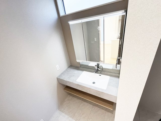 【独立洗面台】 | 西東京市住吉町4丁目　新築一戸建住宅　全2棟　(保谷店) | 洗面台には大きく見やすい三面鏡が付いているので、身支度がスムーズに行えます。
