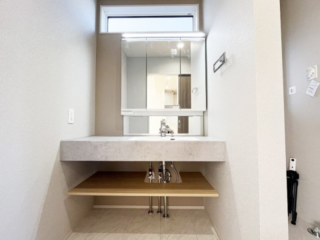 【独立洗面台】 | 西東京市住吉町4丁目　新築一戸建住宅　全2棟　(保谷店) | カウンターは広々としており、ヘアアイロンやスキンケア用品も使いやすいです。