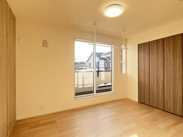 【寝室】 | 西東京市住吉町4丁目　新築一戸建住宅　全2棟　(保谷店) | 2階6帖/落ち着いた色味のクロスとフローリングでほっと一息つける空間。