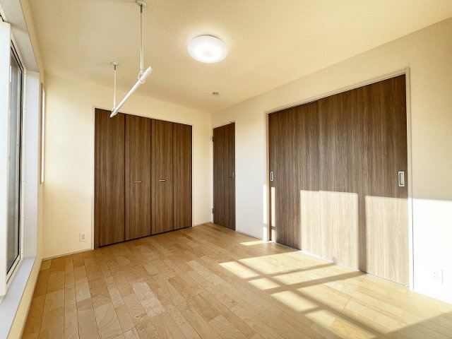 【寝室】 | 西東京市住吉町4丁目　新築一戸建住宅　全2棟　(保谷店) | 2階6帖/室内物干が設置されており、雨の日のお洗濯も快適に。