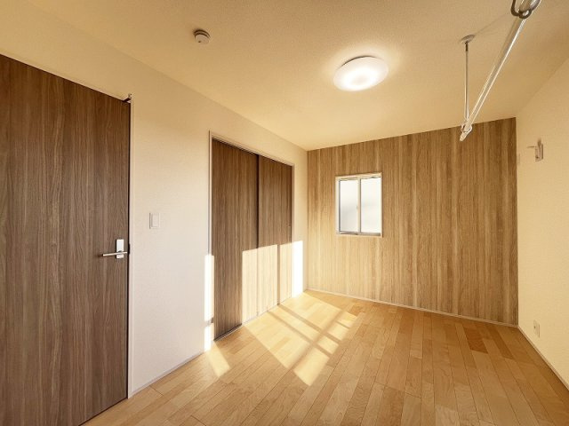 【寝室】 | 西東京市住吉町4丁目　新築一戸建住宅　全2棟　(保谷店) | 2階6帖/2面採光につき暖かな陽射しが差し込みます。