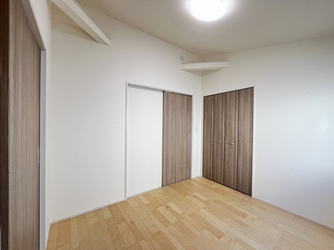 【洋室】 | 西東京市住吉町4丁目　新築一戸建住宅　全2棟　(保谷店) | 2階5.2帖中央/勾配天井を採用し天井高で開放感のあるお部屋。