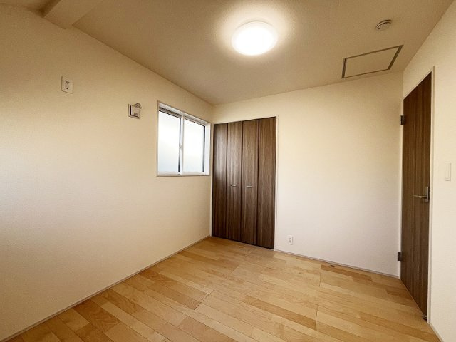【子供部屋】 | 西東京市住吉町4丁目　新築一戸建住宅　全2棟　(保谷店) | 2階5.2帖北東側/木目調の建具が映えるシンプルな室内。