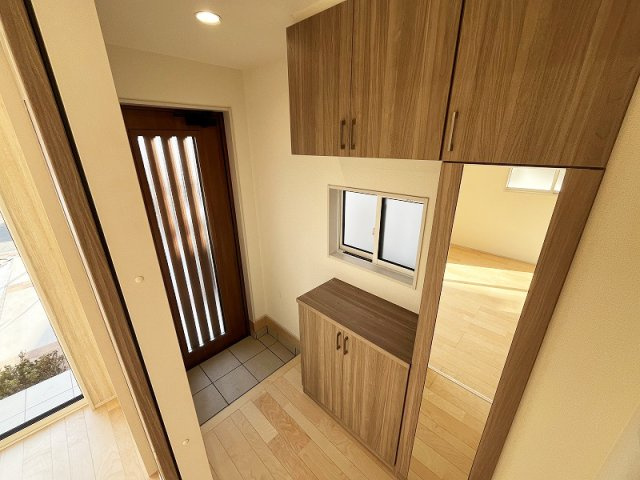 【玄関】 | 西東京市住吉町4丁目　新築一戸建住宅　全2棟　(保谷店) | お出かけ前の身だしなみチェックに便利な全身鏡付のシューズボックス。くぼみの部分にウェルカムボードや小物類を飾れるので自分好みのエントランスを作れます。