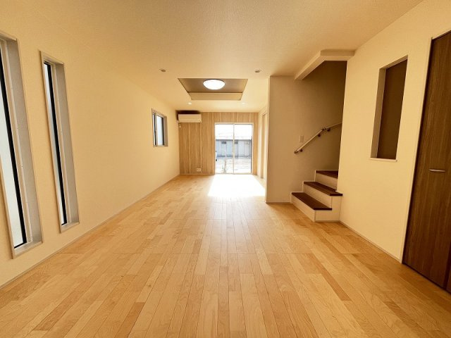 【居間・リビング】 | 西東京市住吉町4丁目　新築一戸建住宅　全2棟　(保谷店) | 20.25帖の広さがあり、ソファーなどの大きな家具もラクラク置くことができます(パントリーを含んだ広さです)。