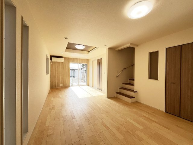【居間・リビング】 | 西東京市住吉町4丁目　新築一戸建住宅　全2棟　(保谷店) | リビング内に階段があることでご家族の外出や帰宅もわかりやすく、会話の機会も自然と増えそうです。