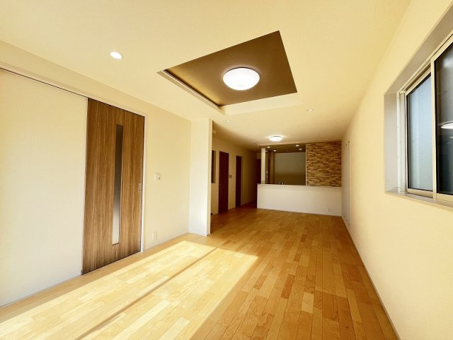 【居間・リビング】 | 西東京市住吉町4丁目　新築一戸建住宅　全2棟　(保谷店) | 折上天井とポップアップ天井を採用していることで空間にメリハリが生まれお洒落なLDKに仕上がっています。
