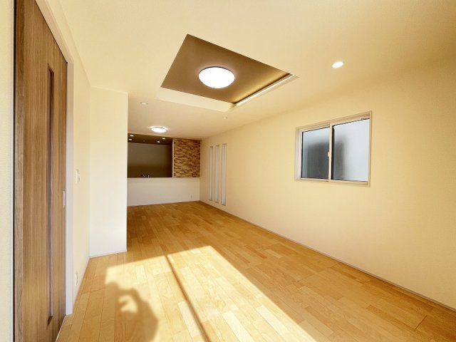 【居間・リビング】 | 西東京市住吉町4丁目　新築一戸建住宅　全2棟　(保谷店) | 2面採光につき採光・通風も良好。開放的な空間でゆったりとやすらぎに包まれた時をお過ごしください。