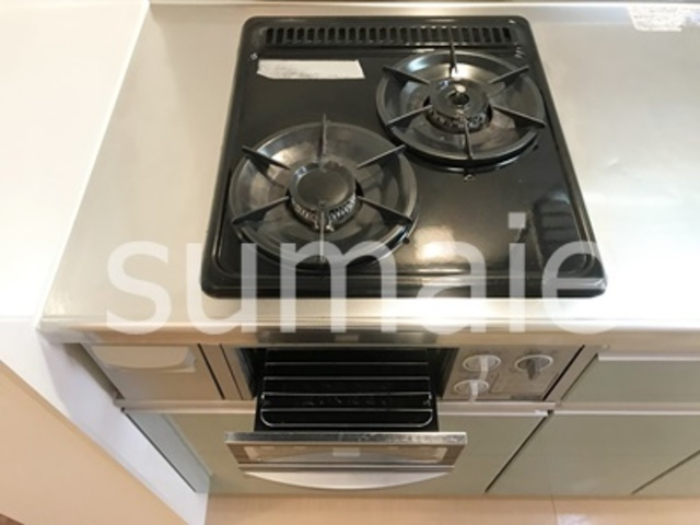 リビングタウン三橋のキッチン|グリル付き二口コンロ。