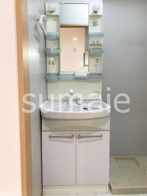 リビングタウン三橋の洗面所|温水シャワー付洗面化粧台。