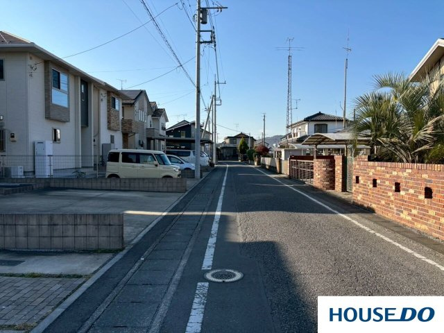 中古戸建　台之郷町の前面道路含む現地写真|道路が舗装されていて、両側に住宅がきれいに立ち並び、全体的に整理されている印象を受けます。新しい住宅と古い住宅がバランス良く共存しているようです