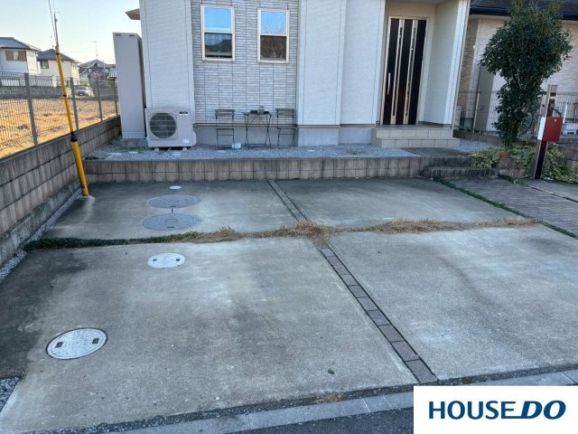 中古戸建　台之郷町の駐車場|車の出し入れがしやすそうです。コンクリートで舗装されているため、手入れも楽そうですね